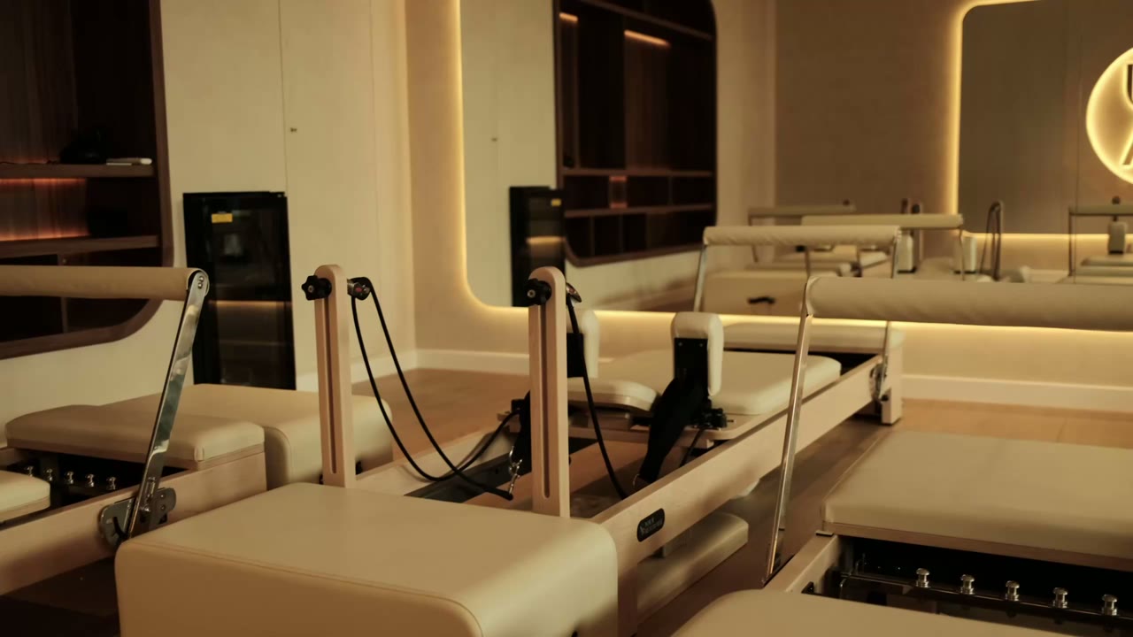 Intérieur du studio AURA à Nice et ses appareils Pilates Reformer